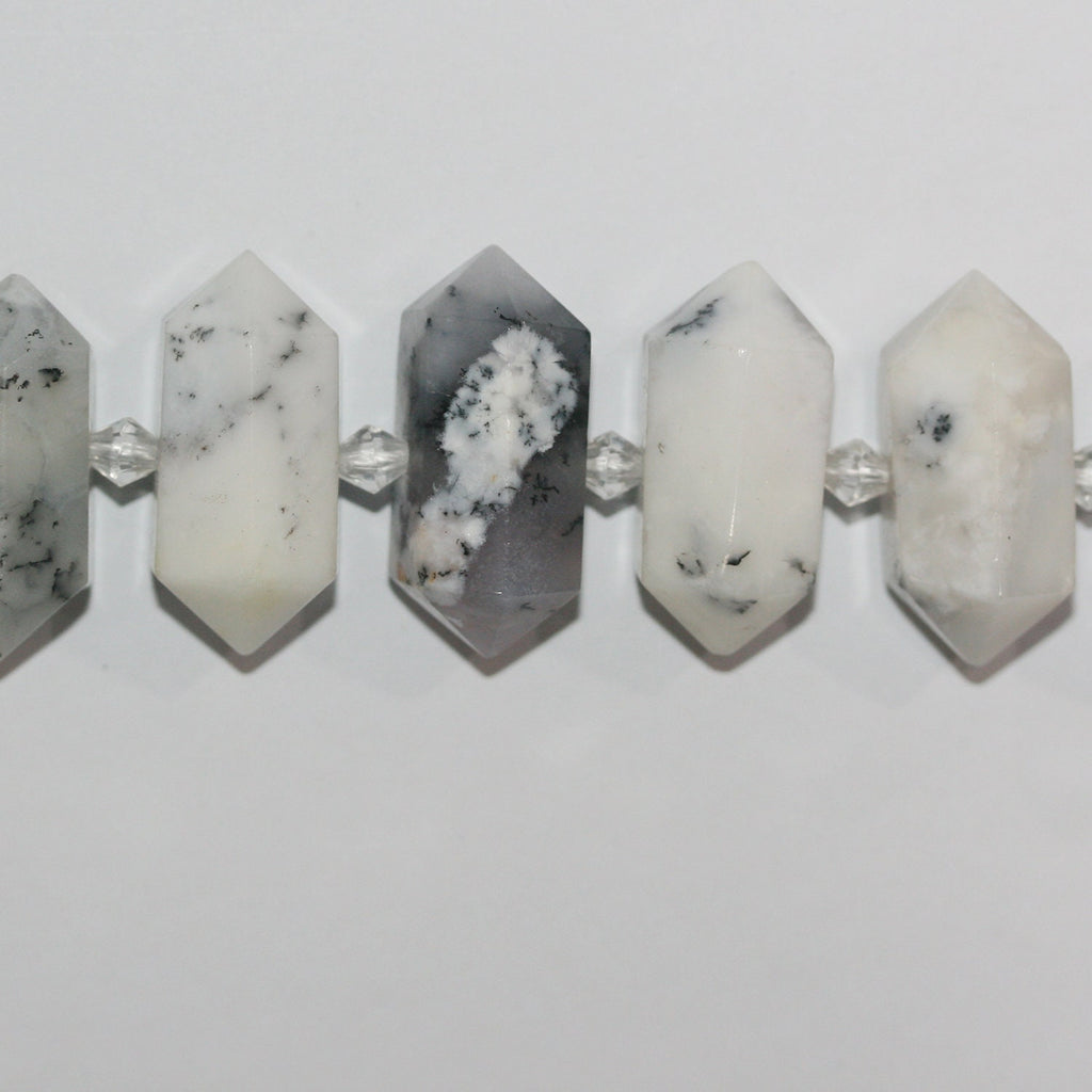 Perles graduées en opale dendritique facettée en forme de pointe de lance, 15 pouces (environ 38 cm), 22-31 x 12 mm. Longueur du fil : 39 cm.