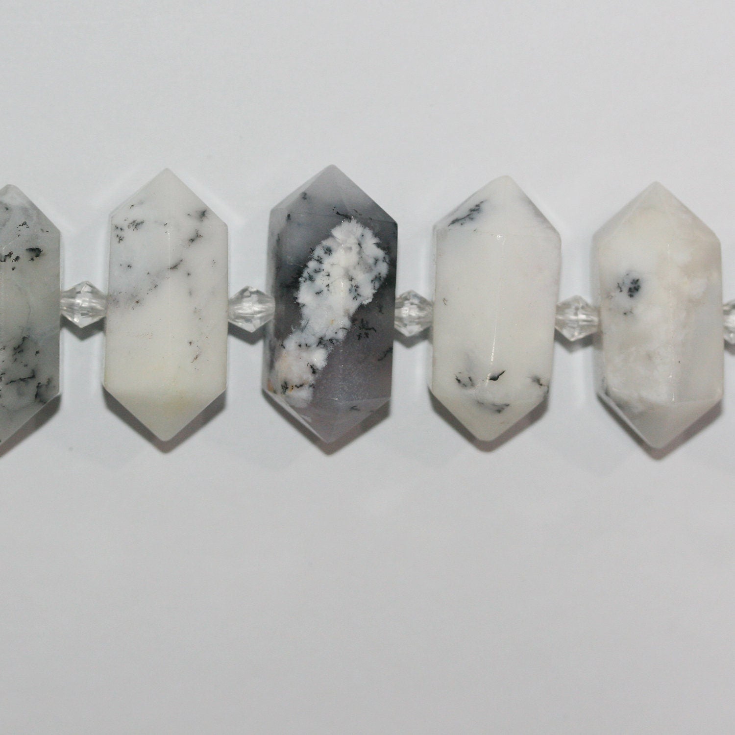 Perles graduées en opale dendritique facettée en forme de pointe de lance, 15 pouces (environ 38 cm), 22-31 x 12 mm. Longueur du fil : 39 cm.