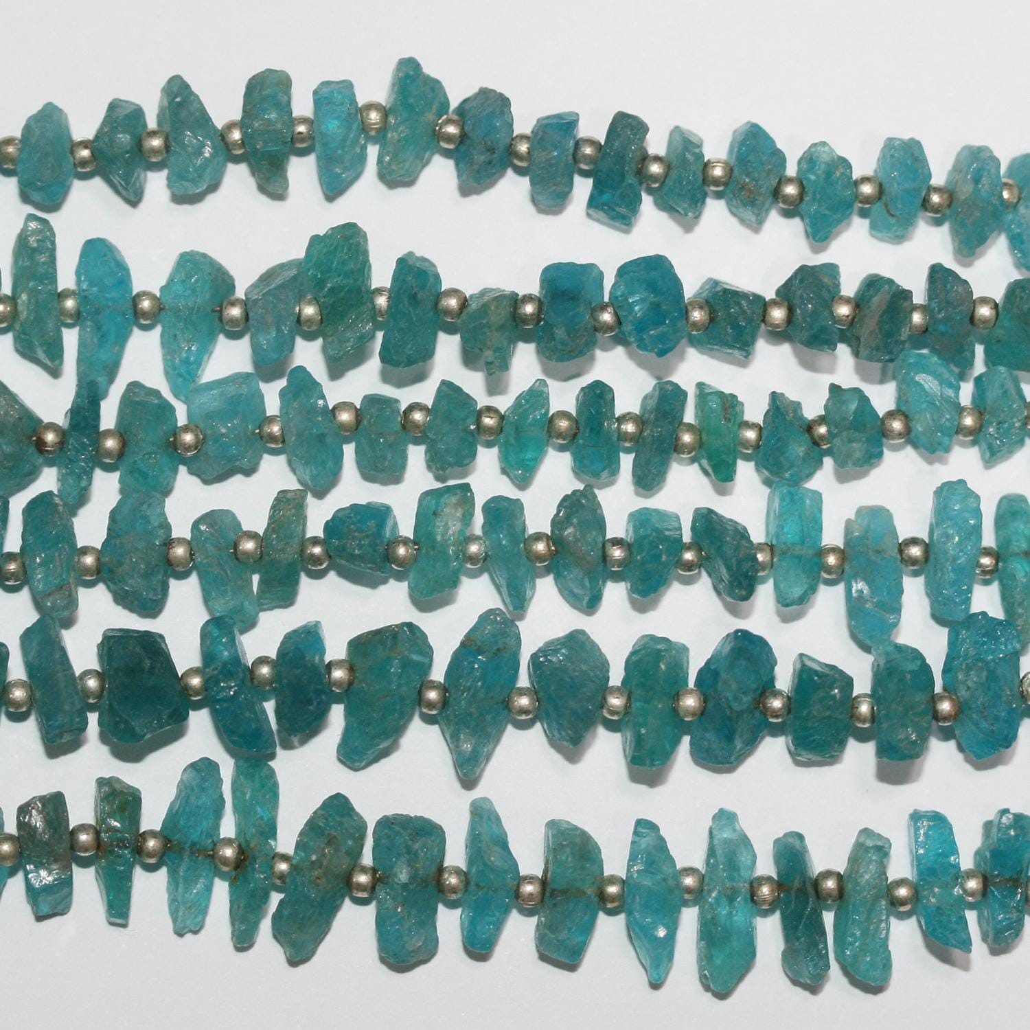 Cuentas de apatita azul sin pulir de 8" (7-8 mm, aprox. - Hilo de 20 cm)