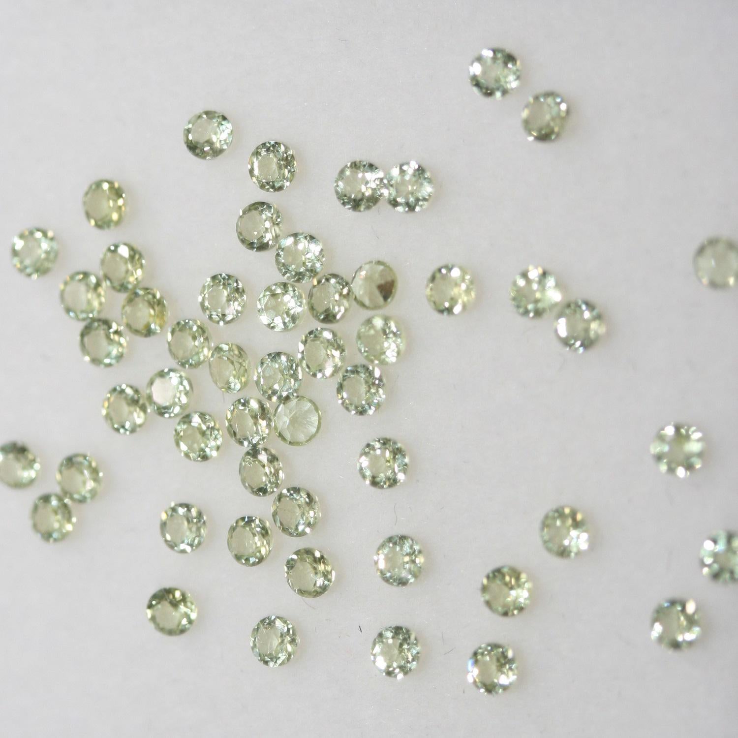 Lot de péridots ronds à facettes de 2 mm (2 ct)