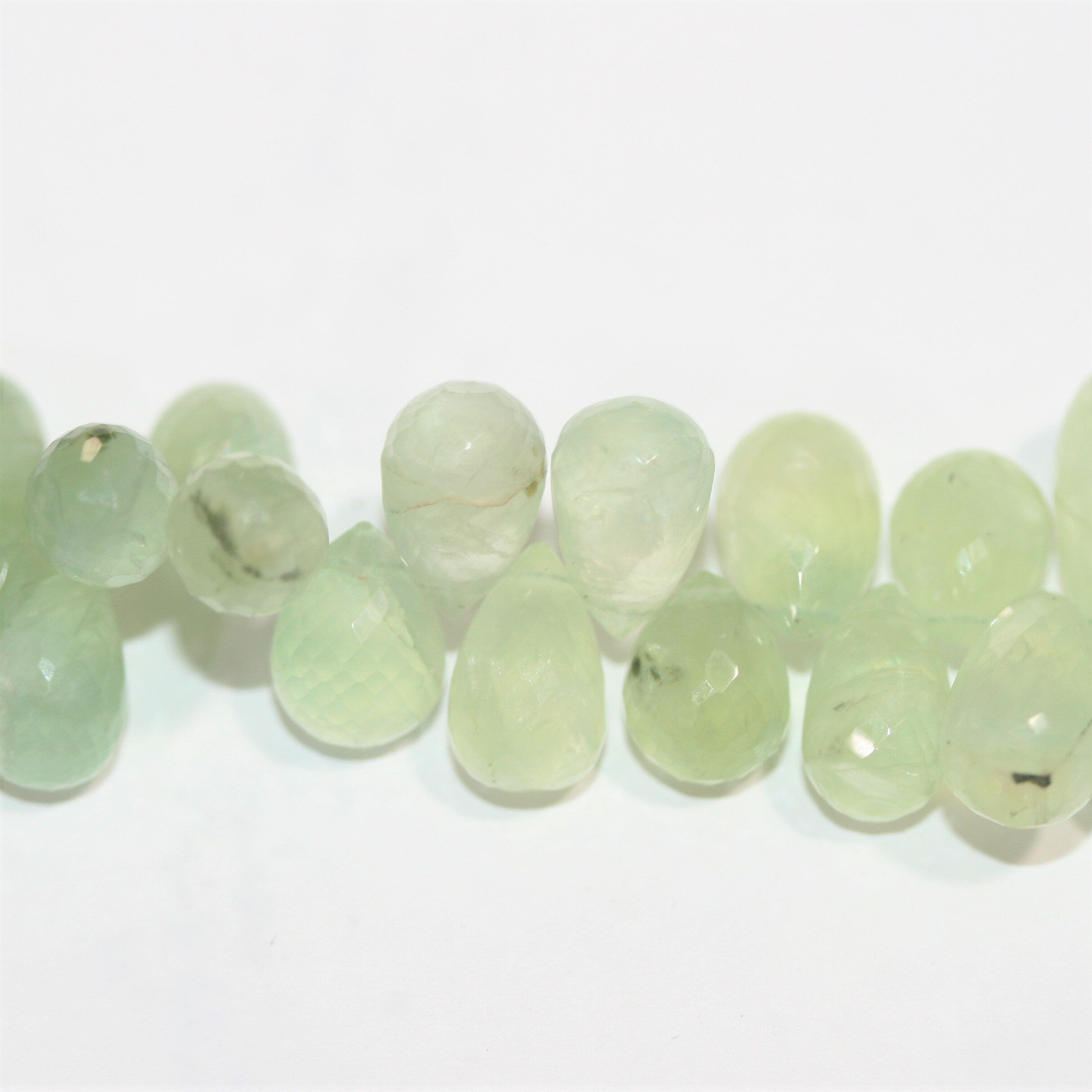 Perles en forme de goutte à facettes de préhnite de 23 cm (9 pouces), 11 x 7 mm. Longueur du fil : environ 23 cm.