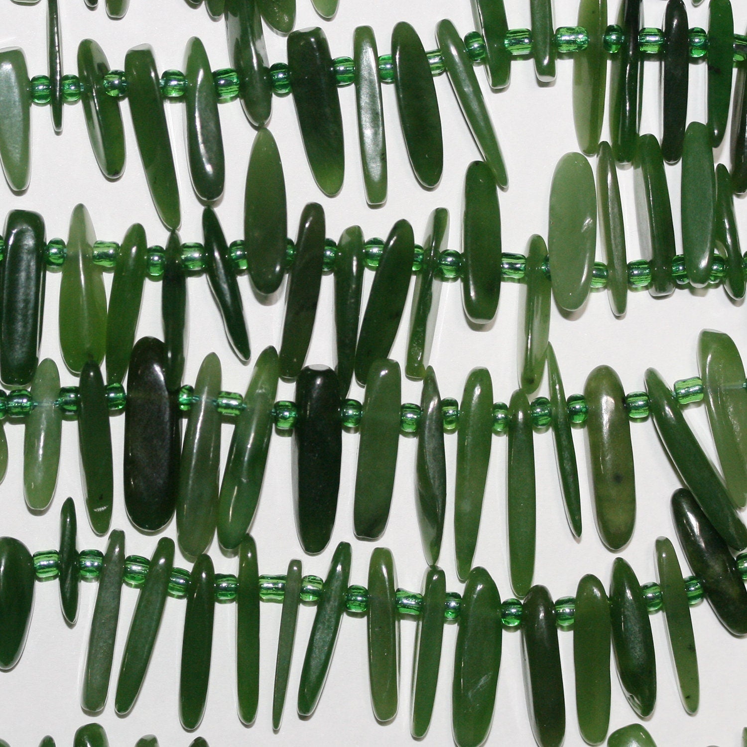 Cuentas de jade canadiense de 16" en forma de palitos irregulares y suaves, graduadas, de 13 x 5 a 23 x 5 mm, aprox., hilo de 40 cm.