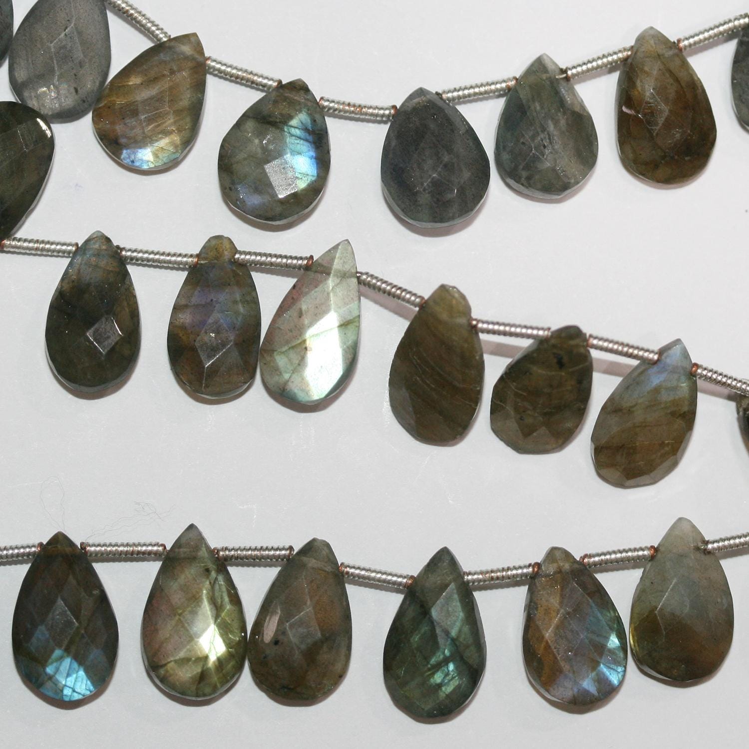 Perles en forme de goutte à facettes en Labradorite de 8 pouces (16 x 8 mm) - Longueur approximative : 20 cm.