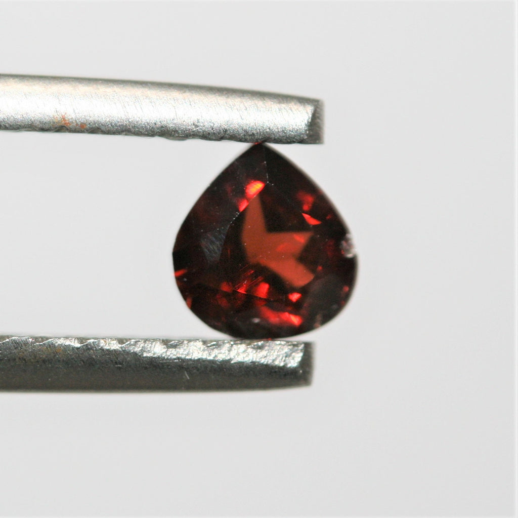 Lot de 15 grenats facettés en forme de goutte de 5 mm. (15 pièces)