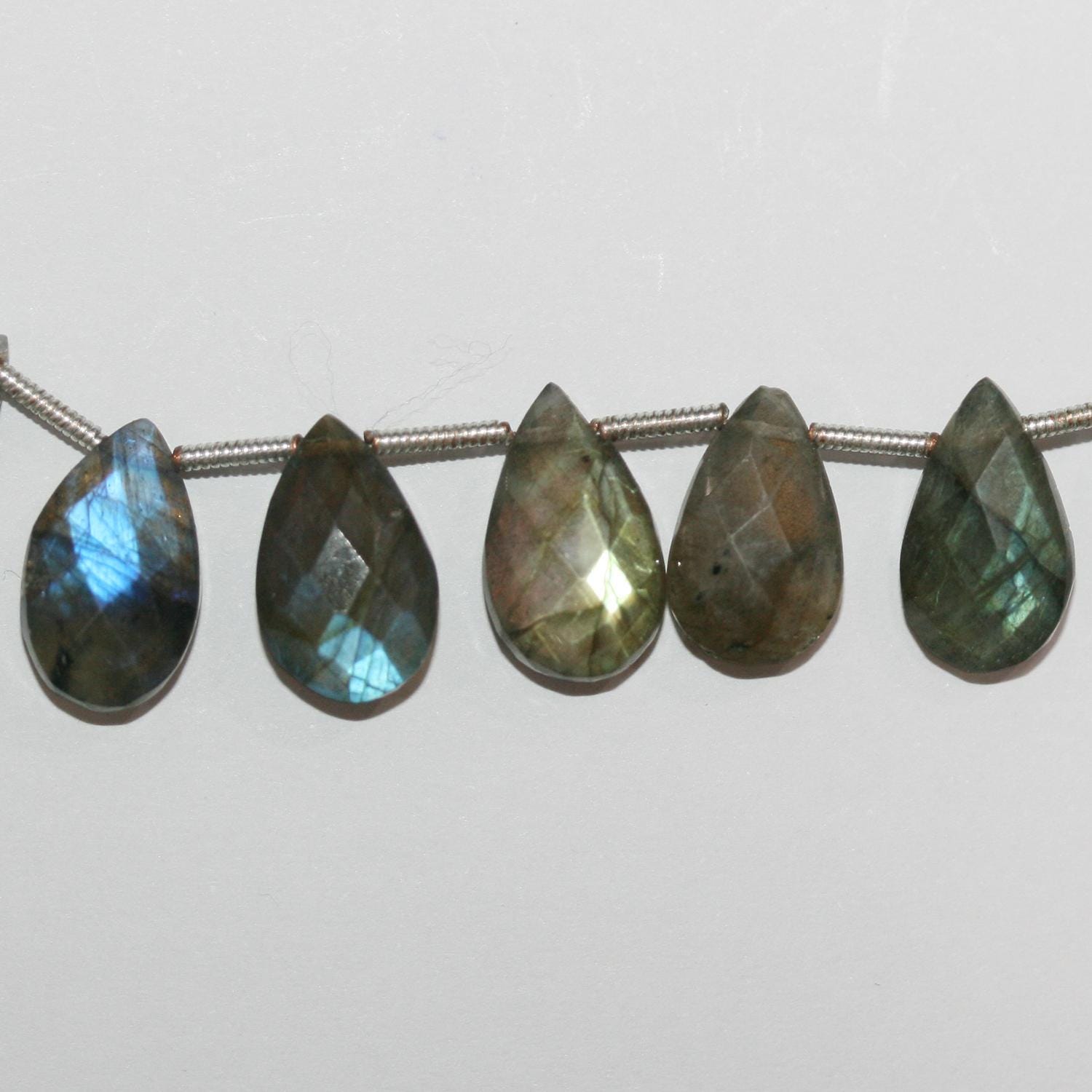 Perles en forme de goutte à facettes en Labradorite de 8 pouces (16 x 8 mm) - Longueur approximative : 20 cm.