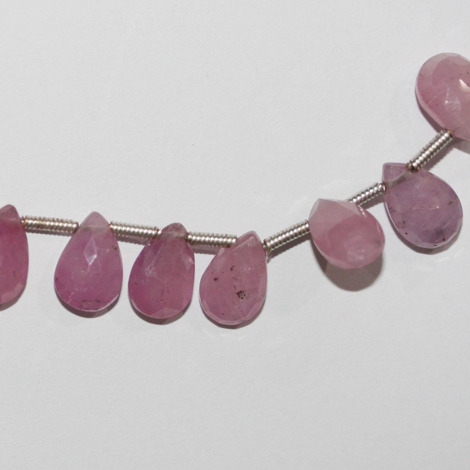 Perles en saphir rose facettées en forme de goutte, 8 pouces (environ 21 cm), 9 x 6 mm. Longueur du fil : environ 21 cm.