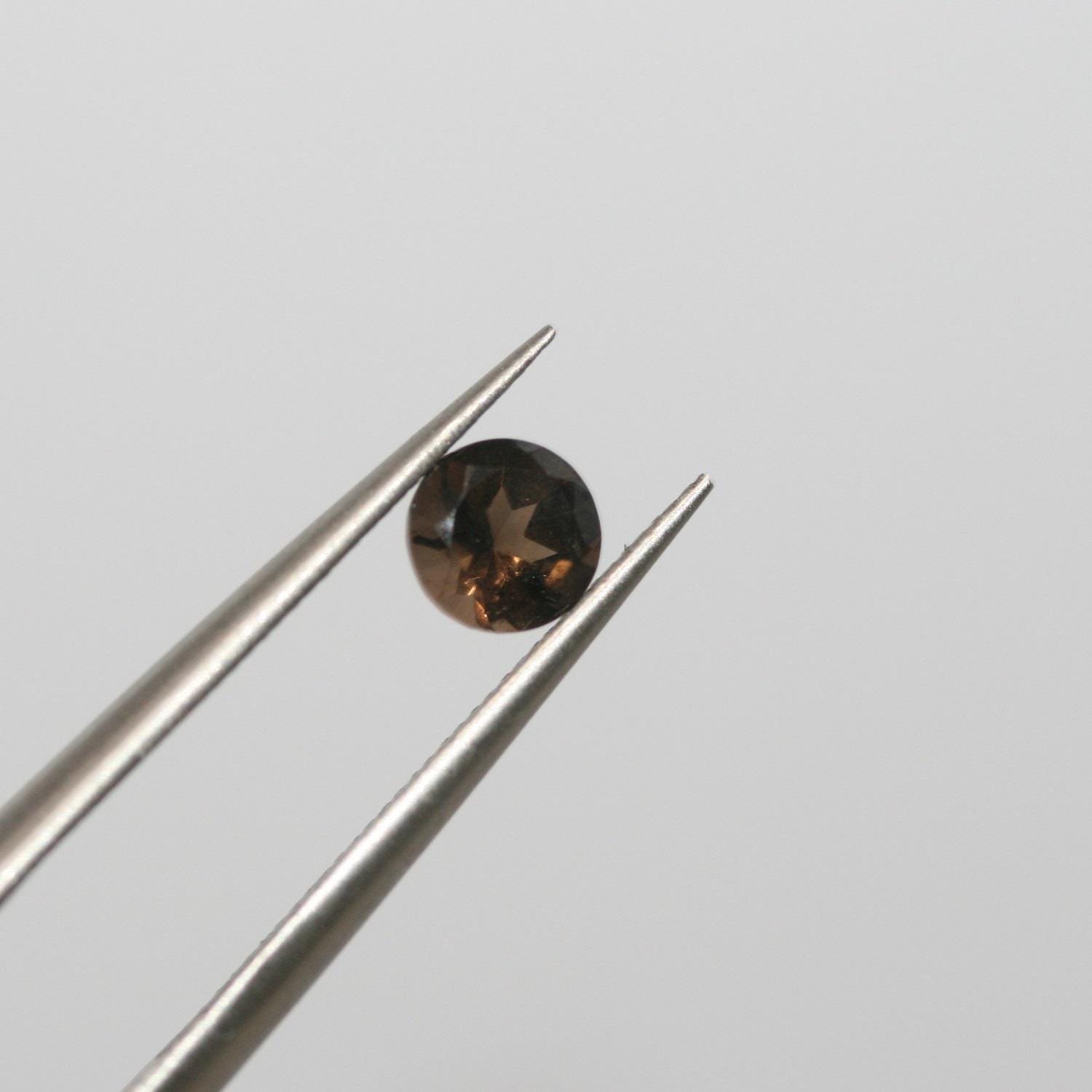 Lot de 20 pierres rondes à facettes en quartz fumé de 5 mm.