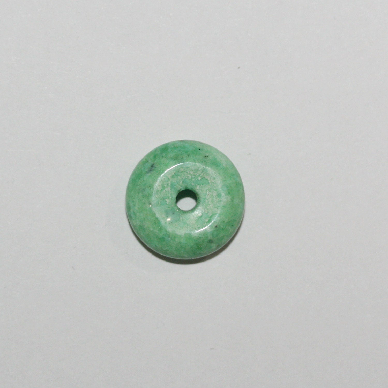 Pendentif disque en forme de beignet lisse en variscite 14 mm.