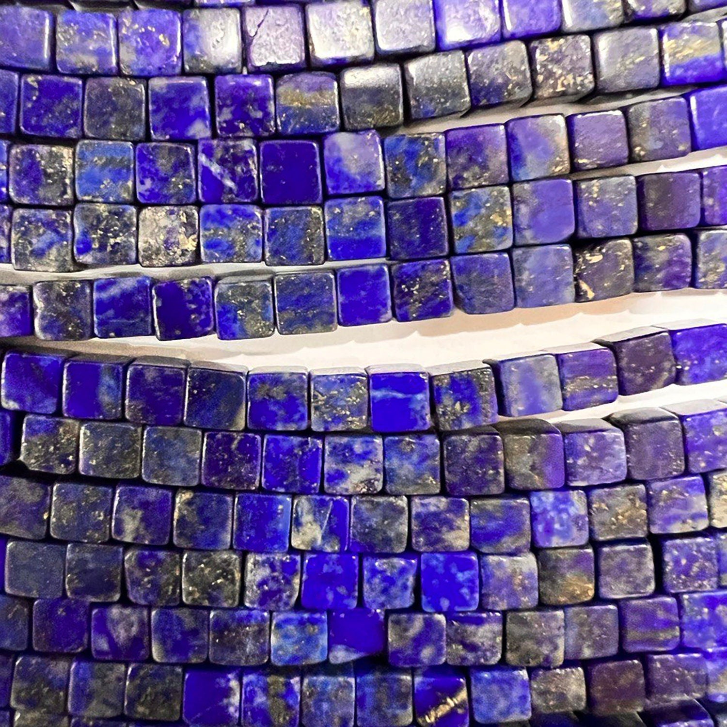 Cuentas cúbicas lisas de lapislázuli de 40 cm (16"), 4 mm (tira de 40 cm)