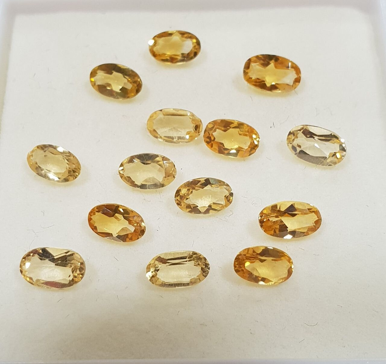 Lote de piedras preciosas de citrino amarillo facetado ovalado de 5 x 3 mm. Piedras preciosas naturales talladas.