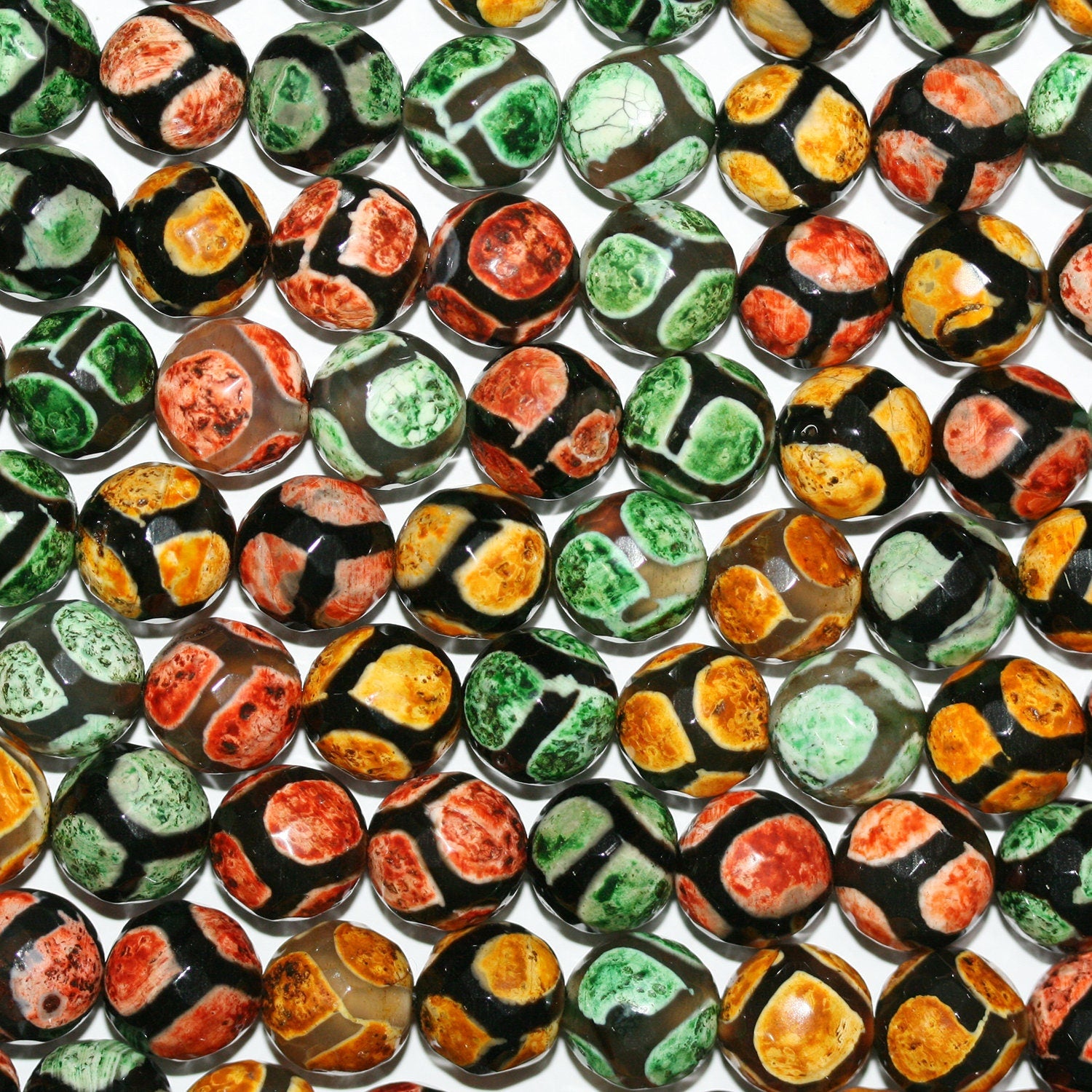 15" Perles rondes à facettes en agate multicolore 12 mm. Fil de 38 cm.