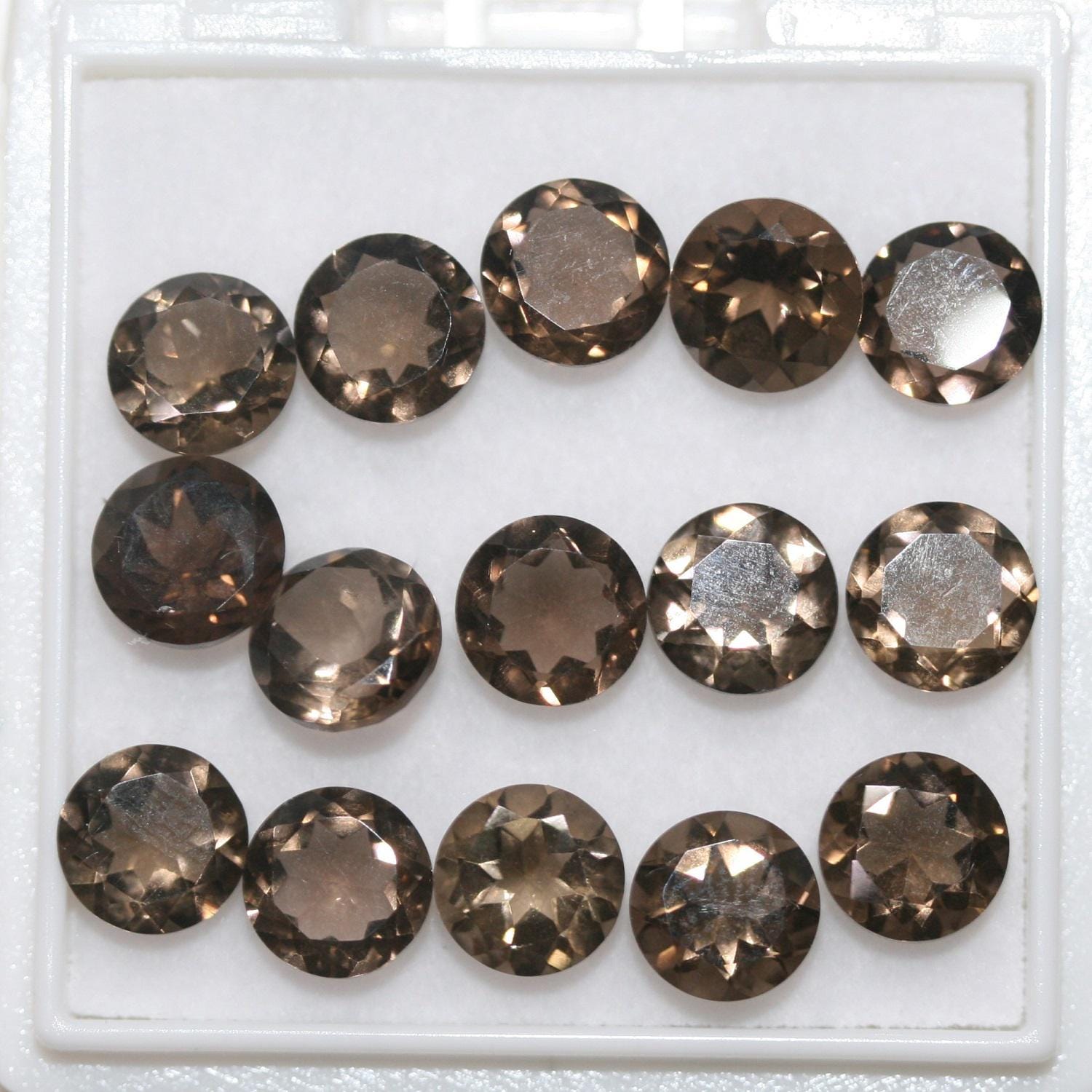 Lot de 15 pierres rondes à facettes en quartz fumé de 7 mm.
