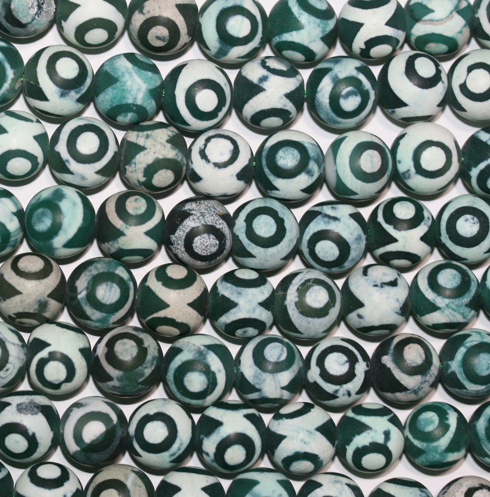 14" Green-White Agate Smooth Matte Finish Round Beads 12mm.-Strand 38cm.