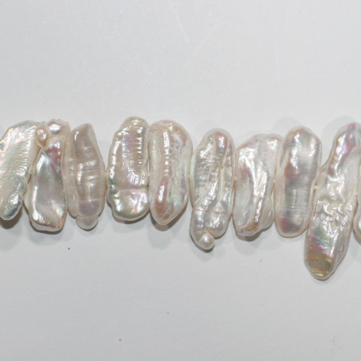 Perles de perles d'eau douce blanches Biwas St 16" (environ 40 cm), 26 x 8 mm. Longueur du fil : 40 cm. Réf. 14778. Perles naturelles à prix de gros.