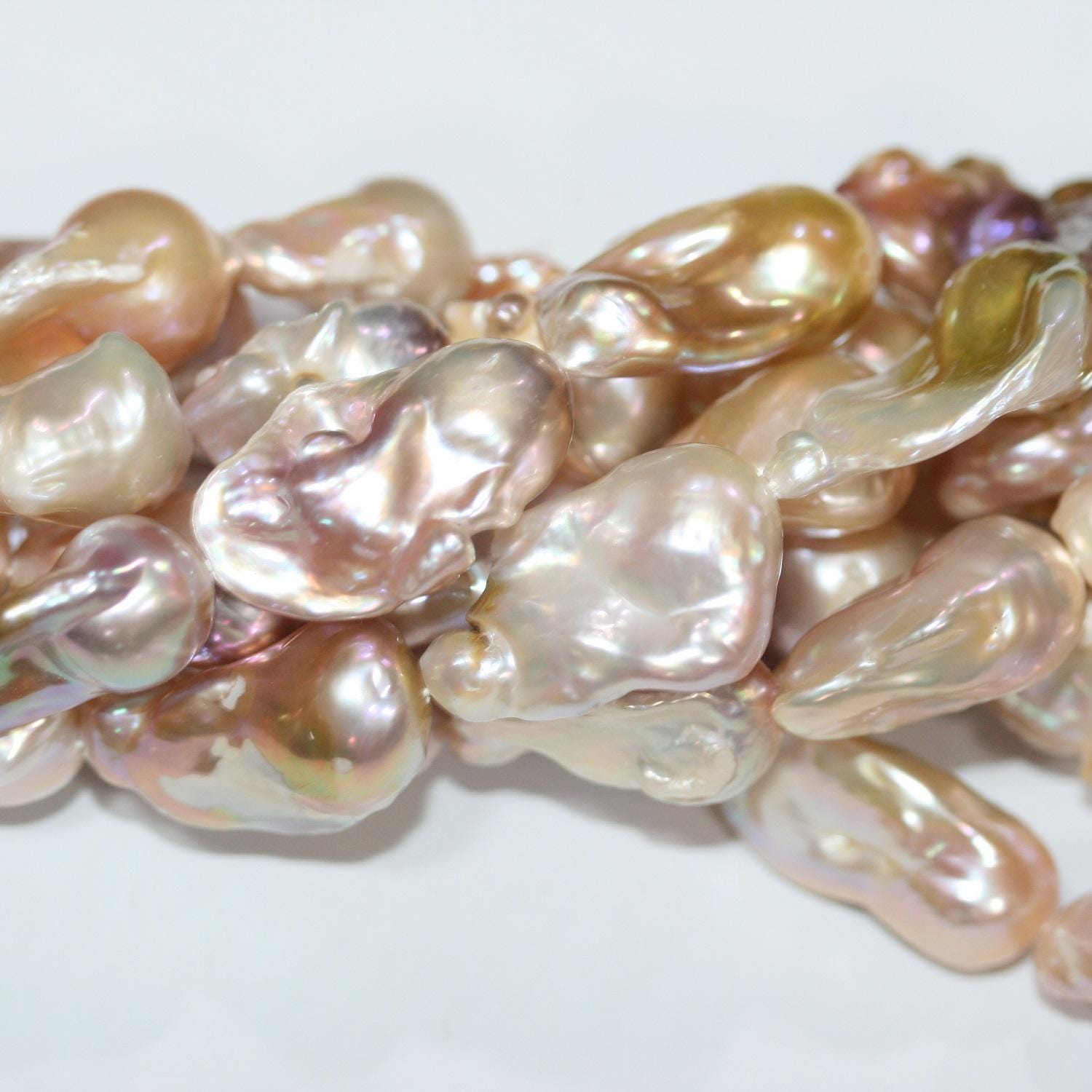 Perles baroques multicolores d'eau douce, 40 cm (16 pouces), 30 x 14 mm. Longueur approximative : 40 cm. Réf. 14787. Perles naturelles à prix de gros.