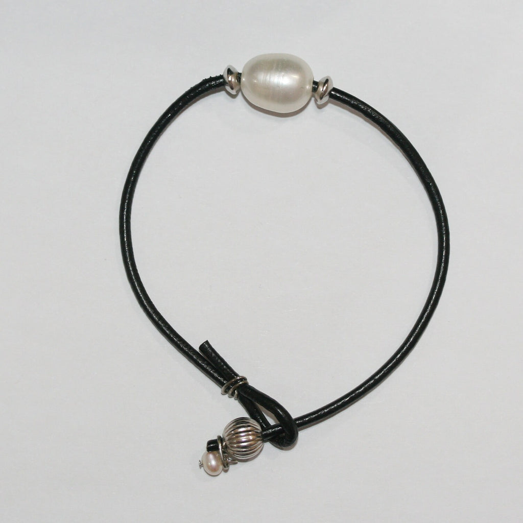 Bracelet ovale en cuir argenté et perles - Longueur 20 cm
