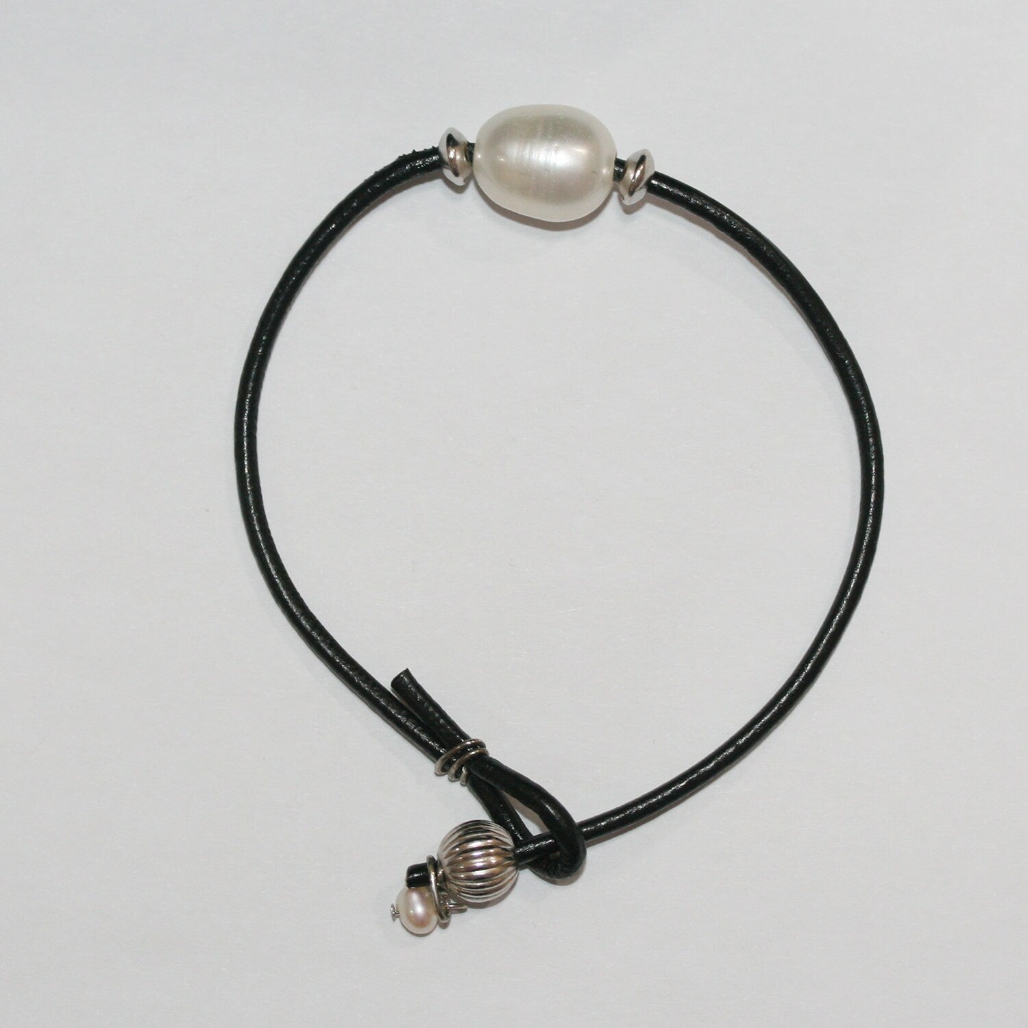 Pulsera de cuero y plata con perla ovalada - Largo 20 cm