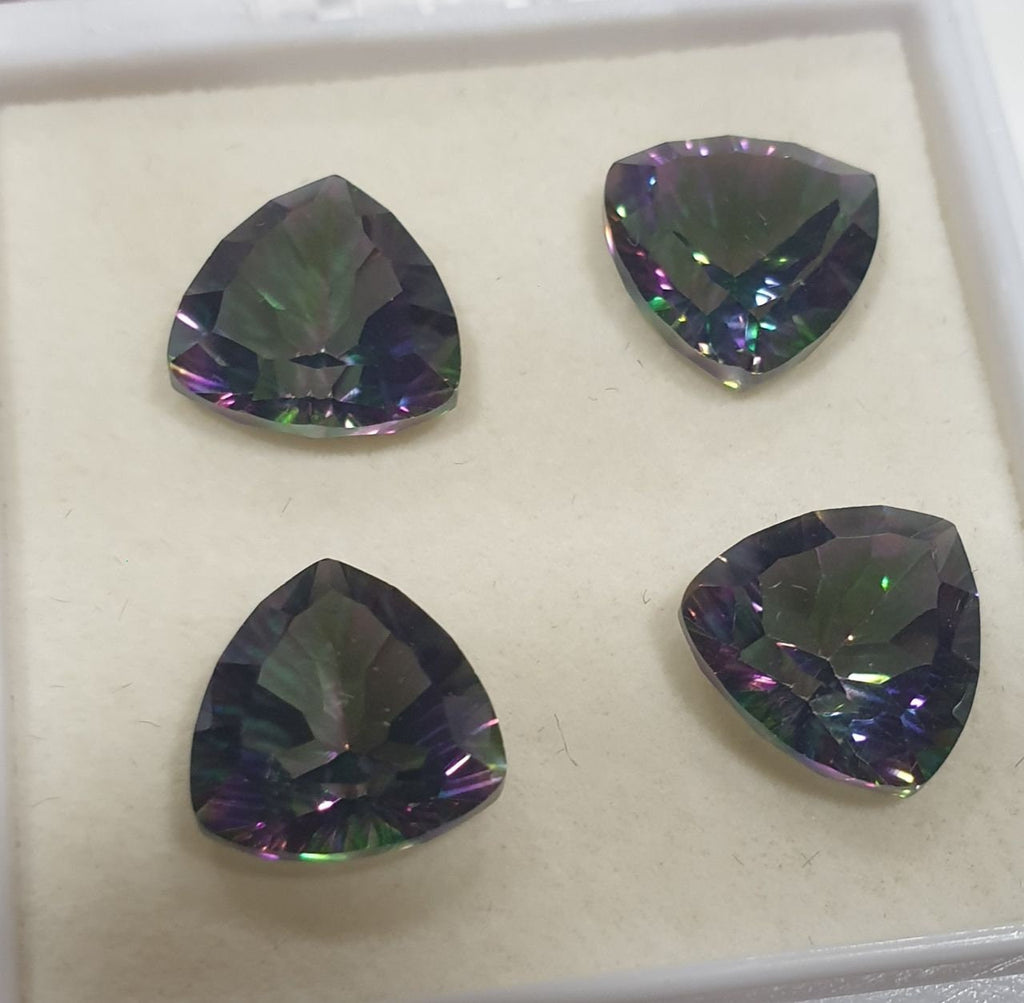 Lote de 4 cuarzos místicos facetados de 10 mm. Corte láser. Talla milenaria. Precio al por mayor. Color único.