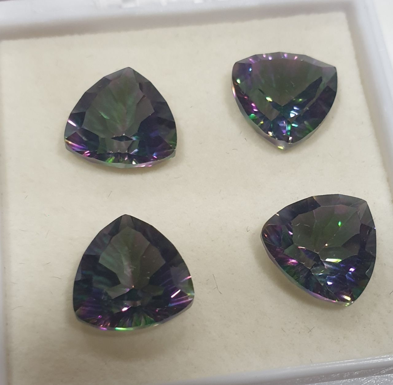 Lote de 4 cuarzos místicos facetados de 10 mm. Corte láser. Talla milenaria. Precio al por mayor. Color único.