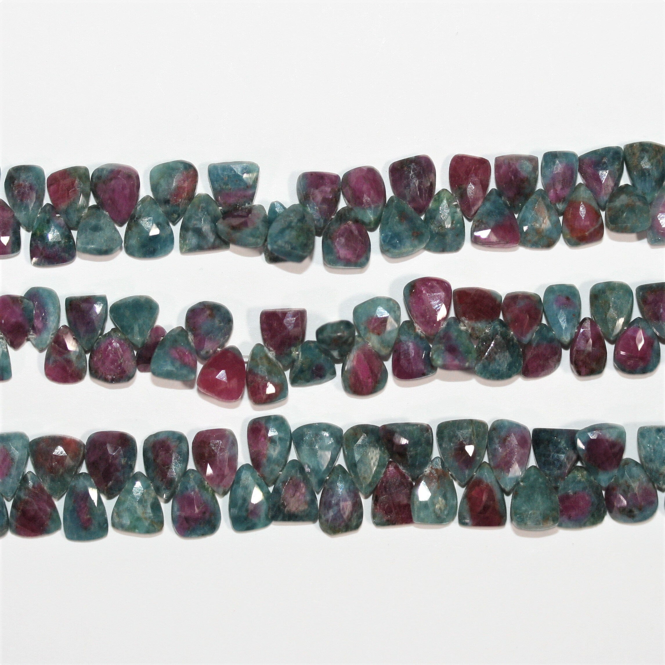 Perles en zoïsite rubis St à facettes en forme de goutte, 8 x 6 mm, brin de 20 cm.