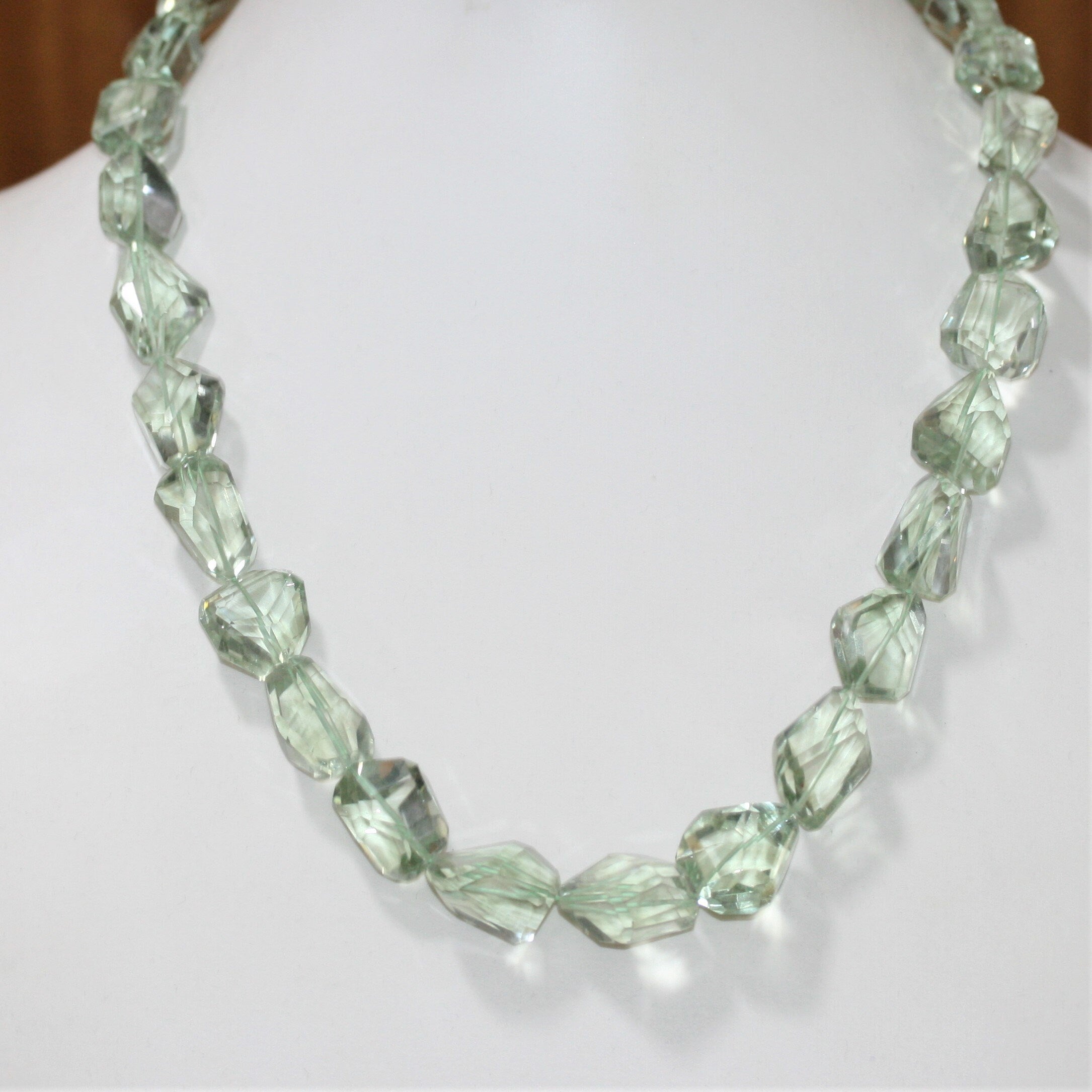 Collar de pepitas de prasiolita facetadas de 17 x 14 mm aprox. (1 tira)
