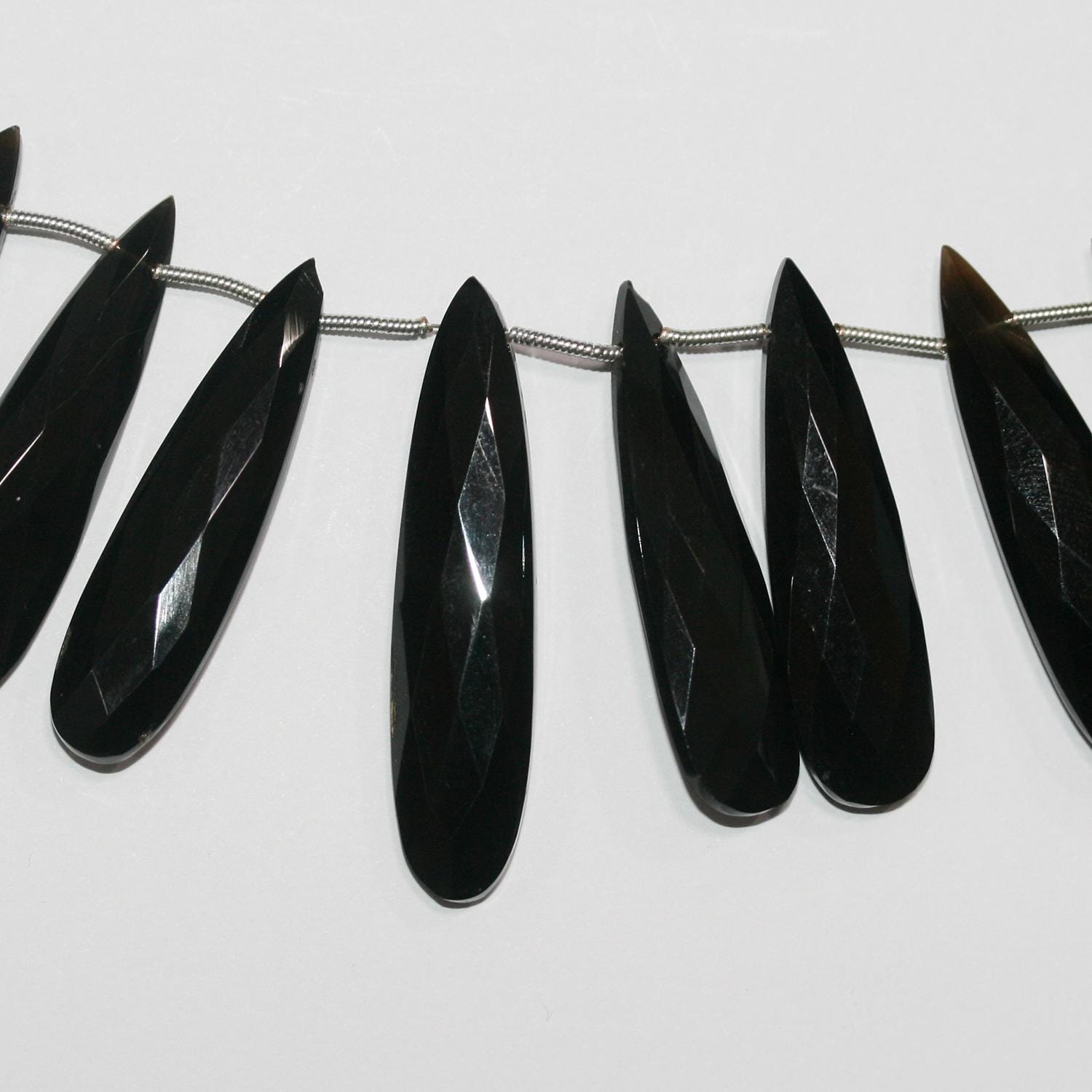 Cuentas de ónix facetado de 7" de St., 40 x 10 mm, hilo de 18 cm.