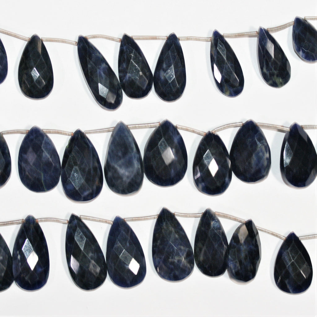 Perles en sodalite St de taille graduée, en forme de goutte, à facettes, de 17 x 10 à 29 x 15 mm. Longueur approximative du fil : 20 cm.