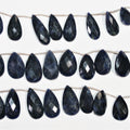 Perles en sodalite St de taille graduée, en forme de goutte, à facettes, de 17 x 10 à 29 x 15 mm. Longueur approximative du fil : 20 cm.