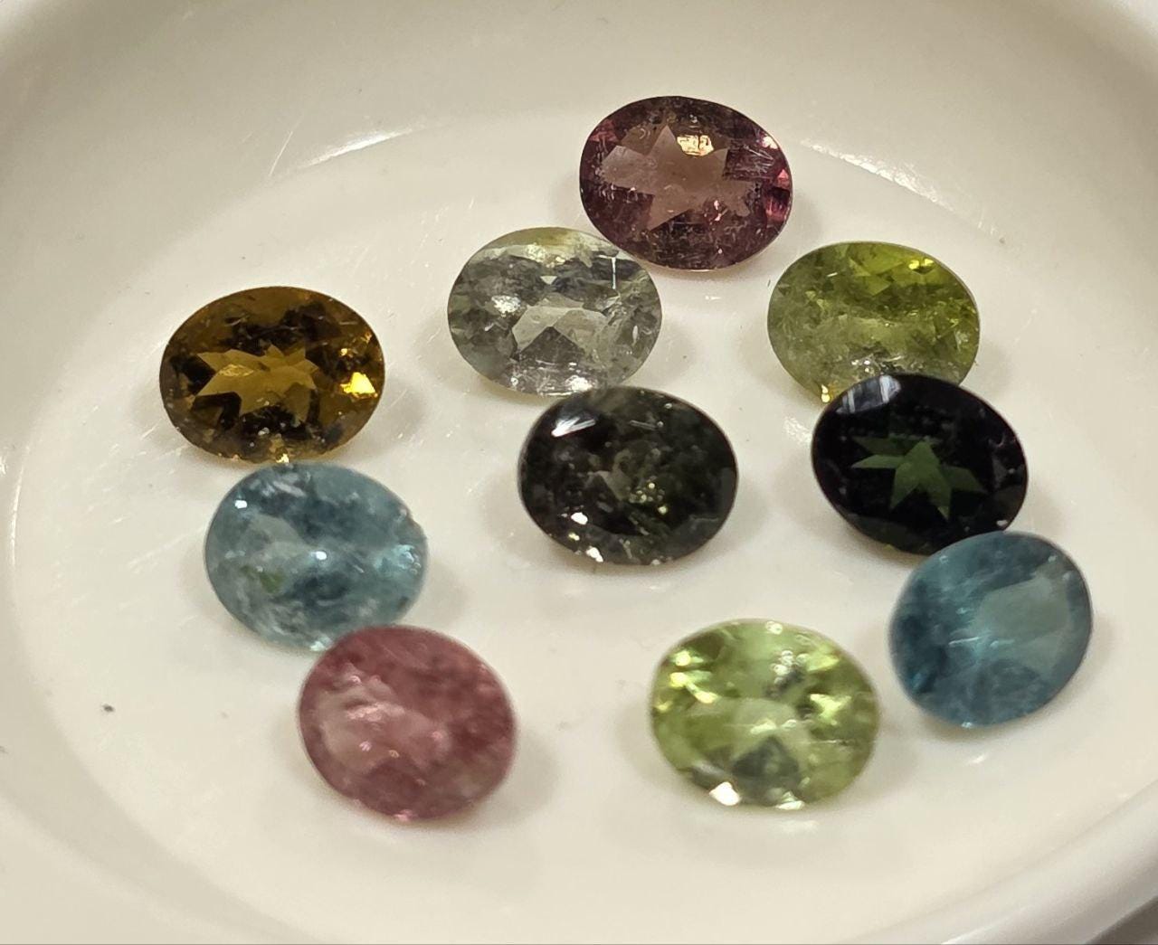 Lot de 10 tourmalines multicolores ovales à facettes de 5 x 4 mm. Pierres précieuses naturelles et authentiques.