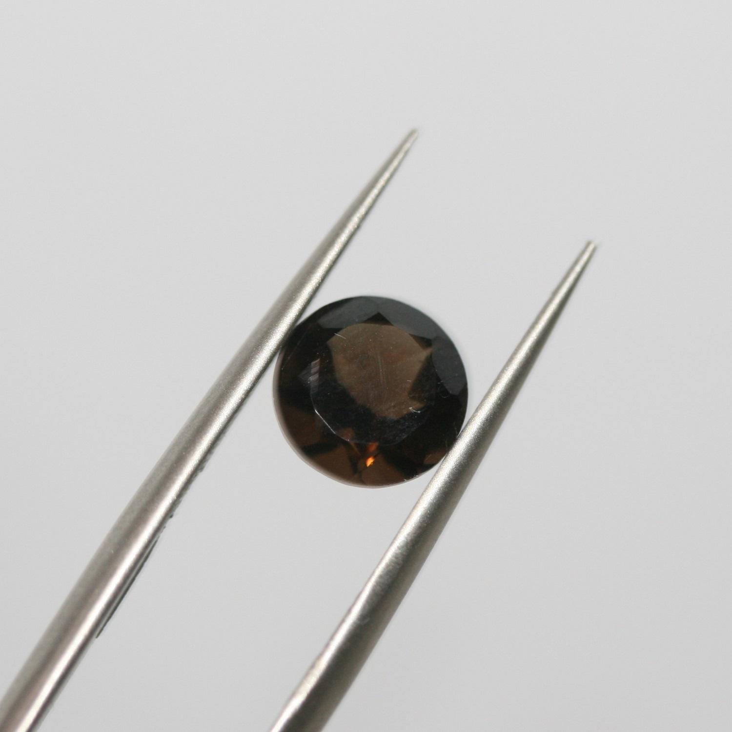 Lot de 12 pierres rondes à facettes en quartz fumé de 8 mm.