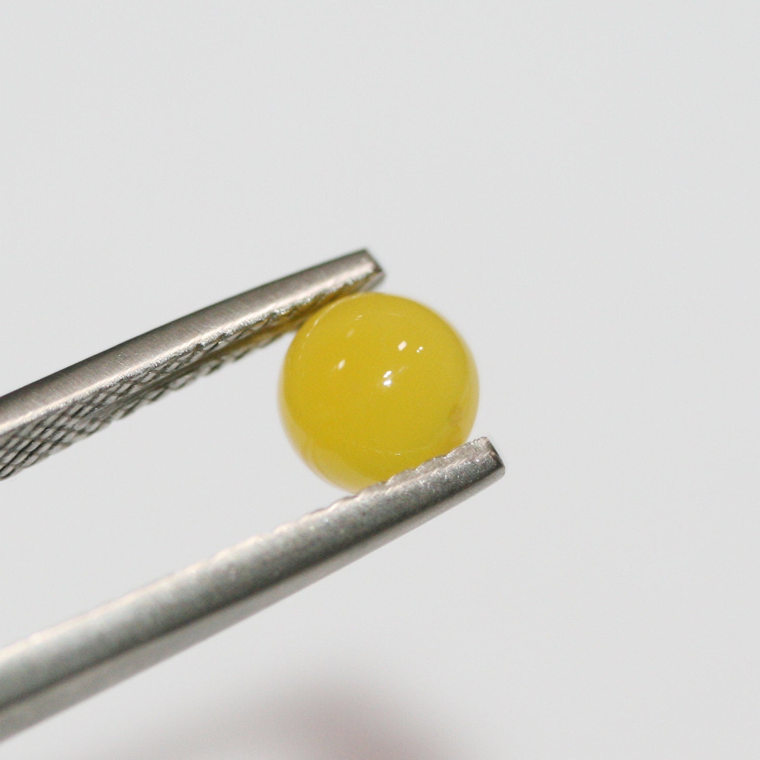 Lot de 15 cabochons ronds lisses en agate jaune de 6 mm. (15 pièces)