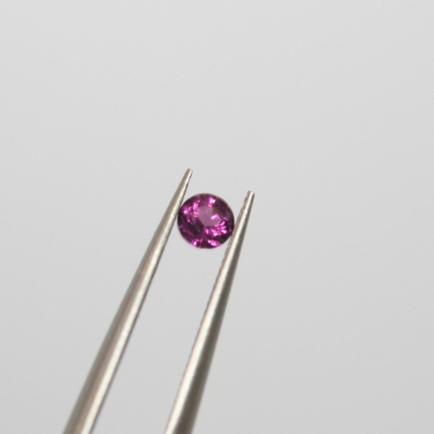 Lot de grenat rhodolite rond à facettes 3,5 mm (5 ct).