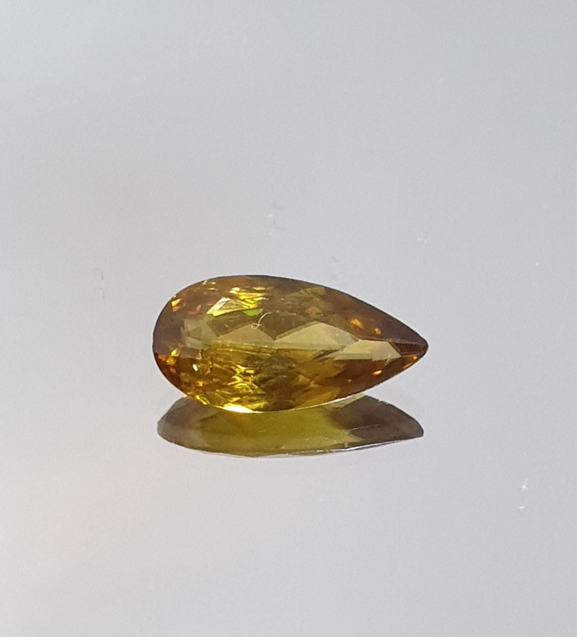 Esfena de titanita verde talla pera 13,4 x 7 mm 2,5 ct - Gran dispersión natural - Piedra preciosa rara