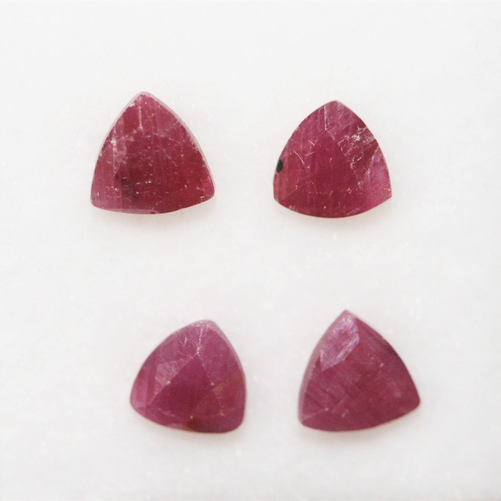 Lot de 4 rubis facettés taille trillion de 5 mm - Pierres précieuses en vrac - Prix de gros - Gemmes naturelles