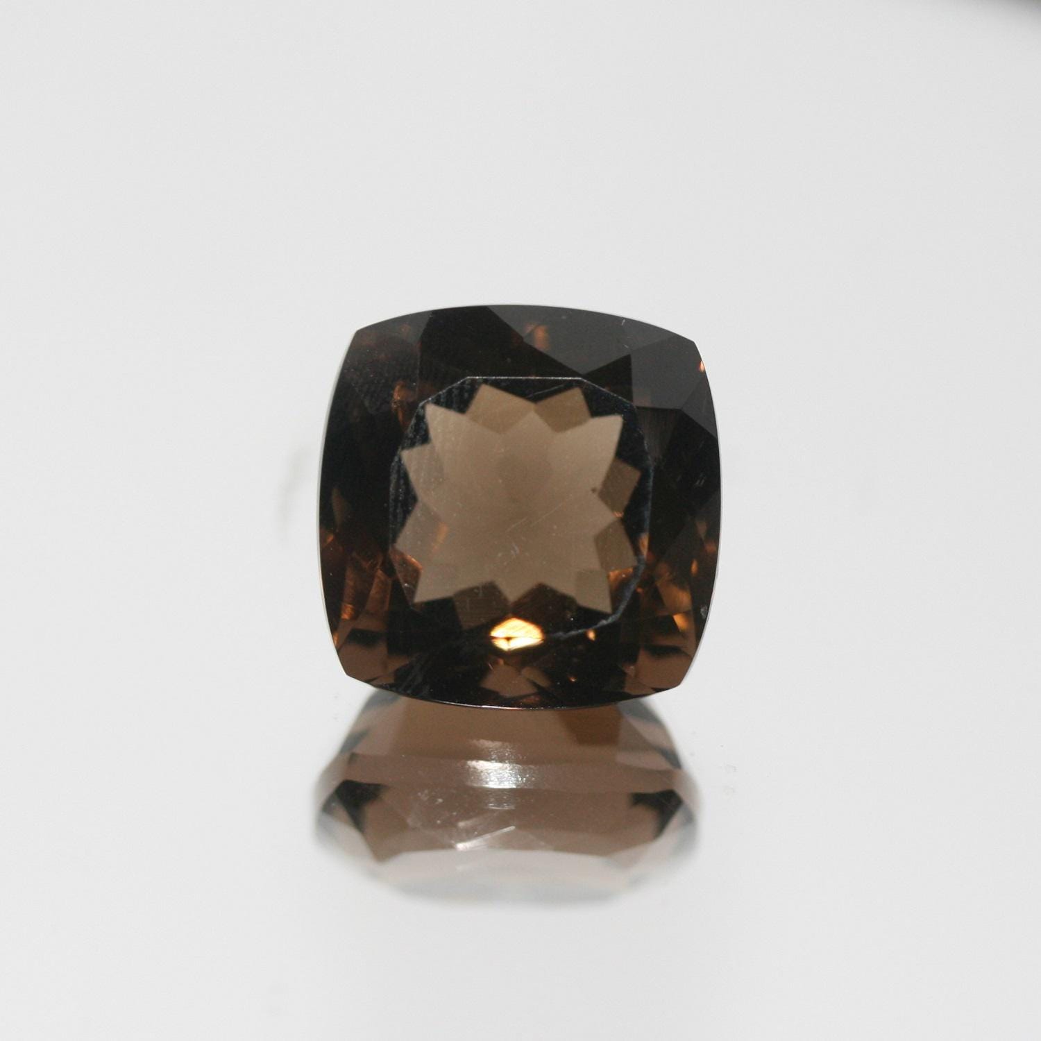 Quartz fumé facetté, taille coussin, 14 mm.