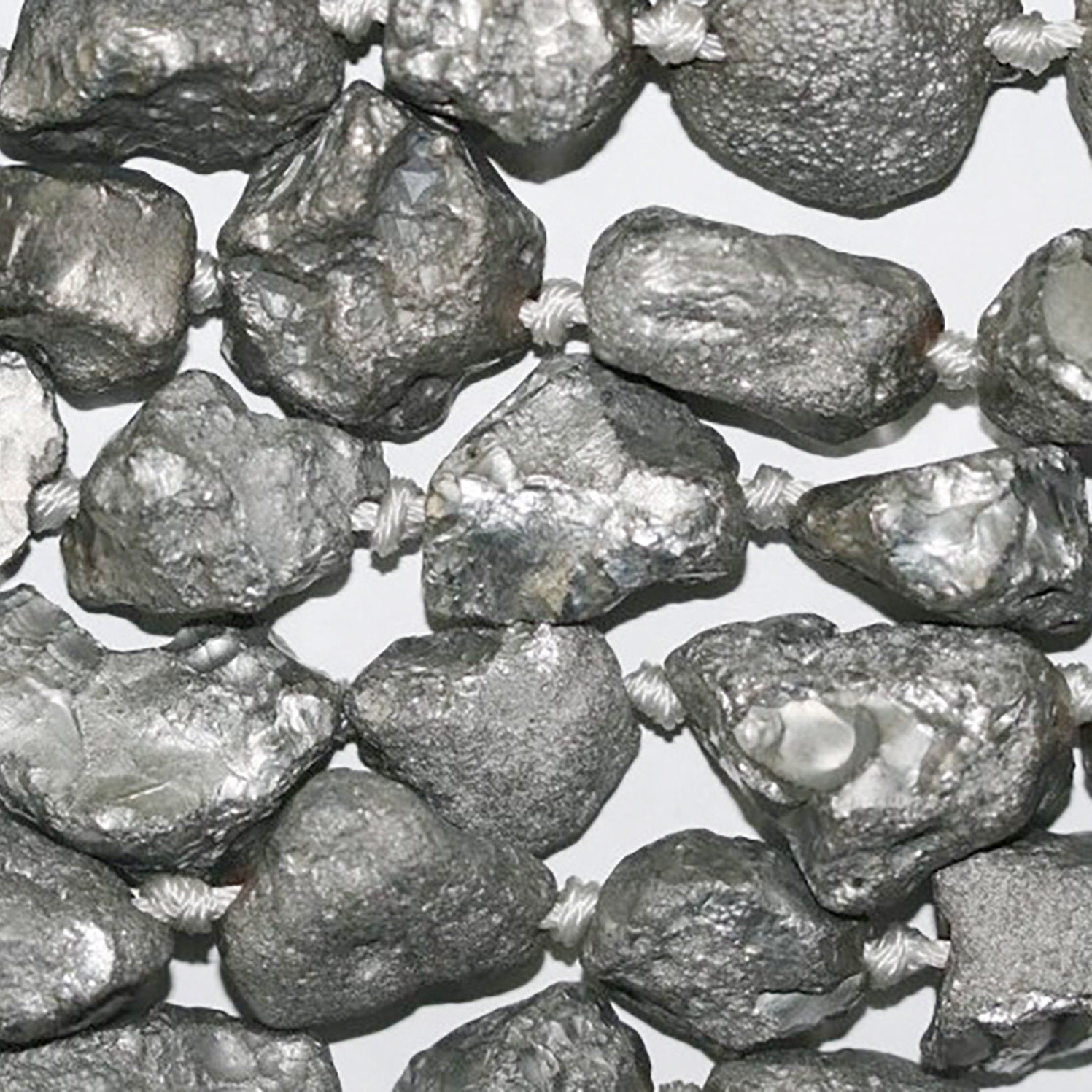 Perles de quartz argenté mat non polies de 8 pouces, 22 x 15 mm environ - Longueur du brin : 20 cm.