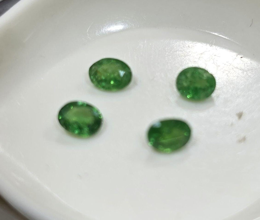 Lote de 4 granates tsavorita facetados ovalados de 4,5 x 3,5 mm. - Paquetes de piedras preciosas - Piedras sueltas al por mayor