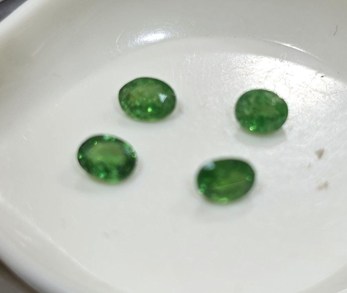 Lot de grenats tsavorites ovales à facettes 4,5 x 3,5 mm (4 pièces) - Pierres précieuses en vrac - Prix de gros