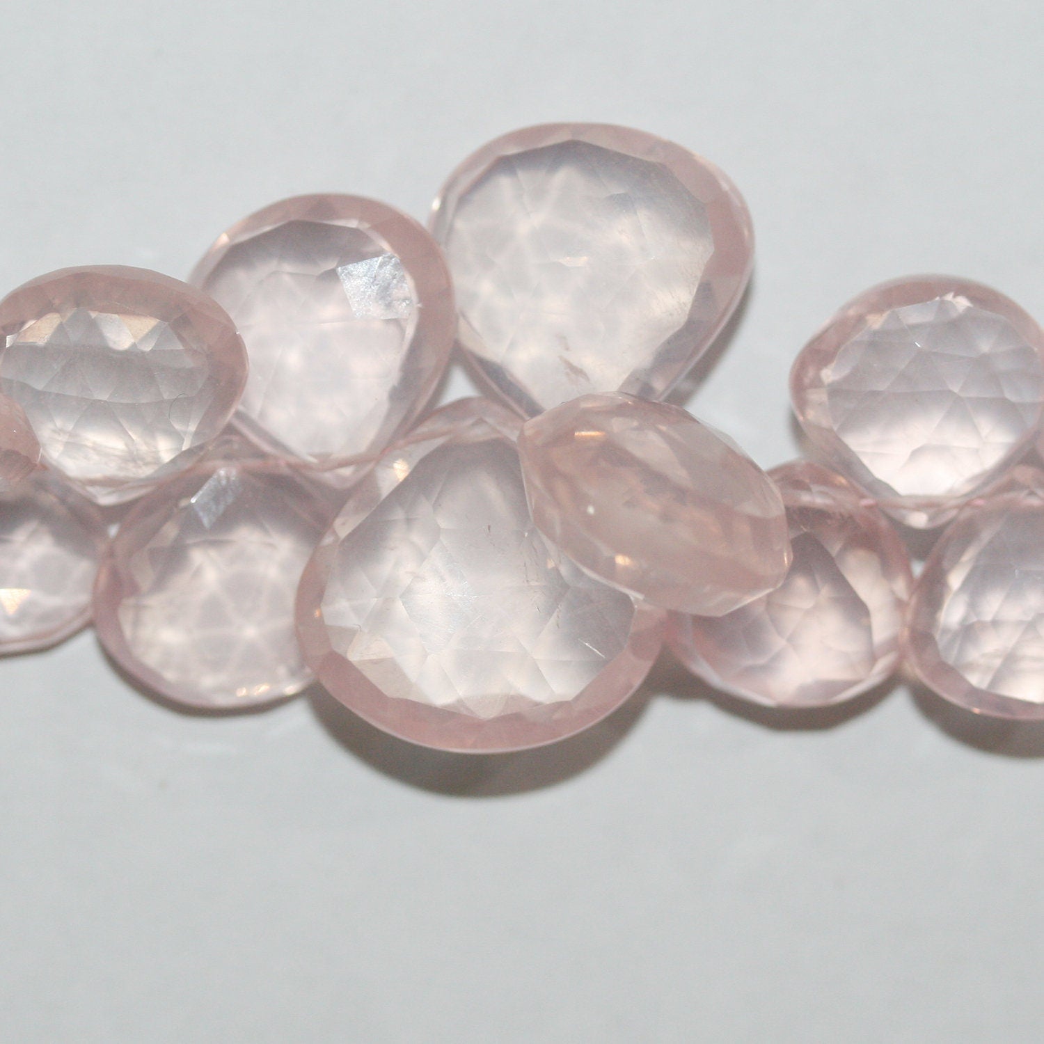 Perles en quartz rose St à facettes en forme de goutte, de diamètre gradué de 10 à 14 mm environ - Fil de 20 m.