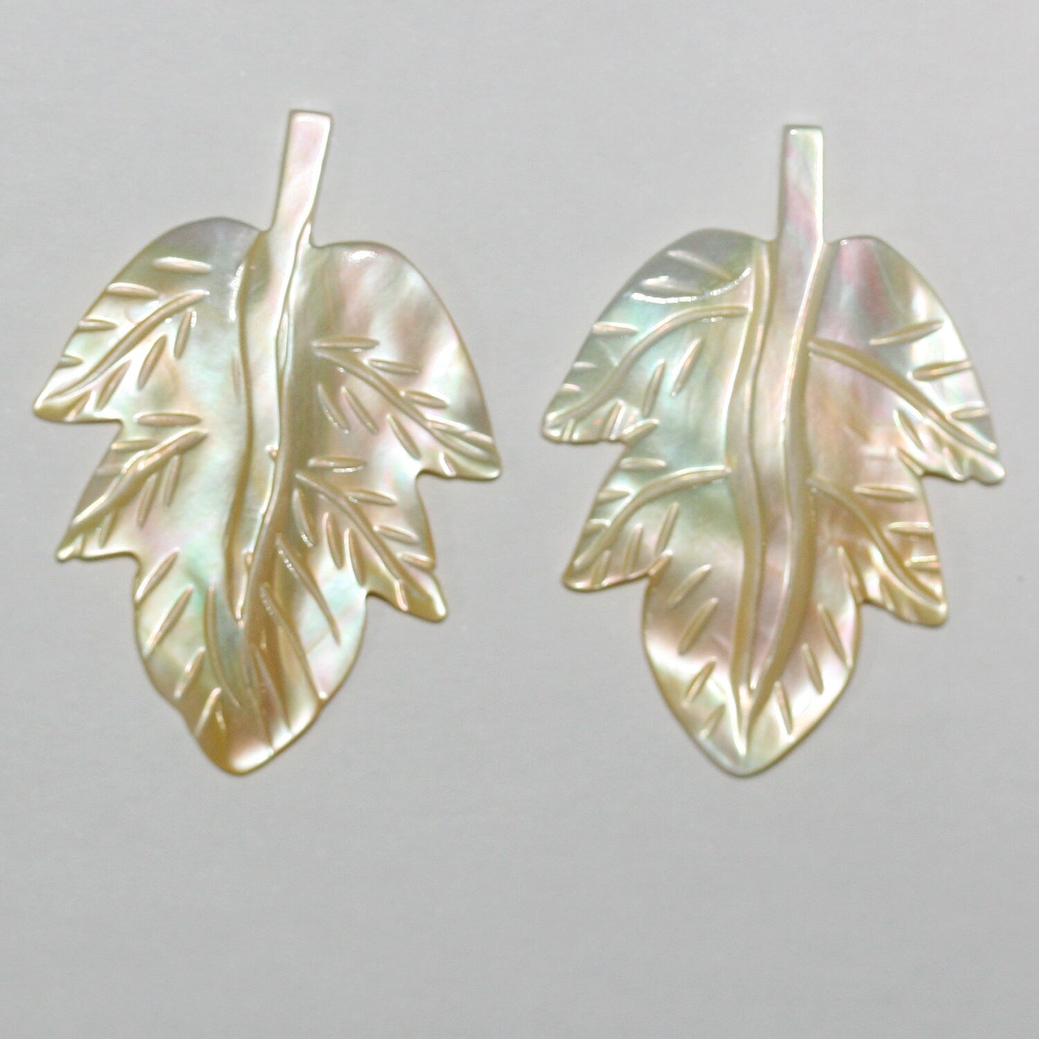 Pendentif feuille sculptée en nacre jaune 27x18mm environ (1 paire)