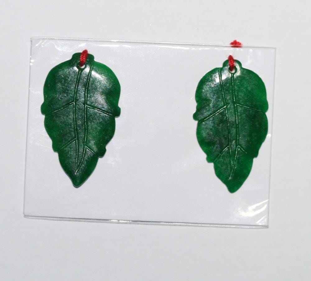 Colgante de jade verde (28-30 x 15 mm aprox., 1 par). Diseño exclusivo.