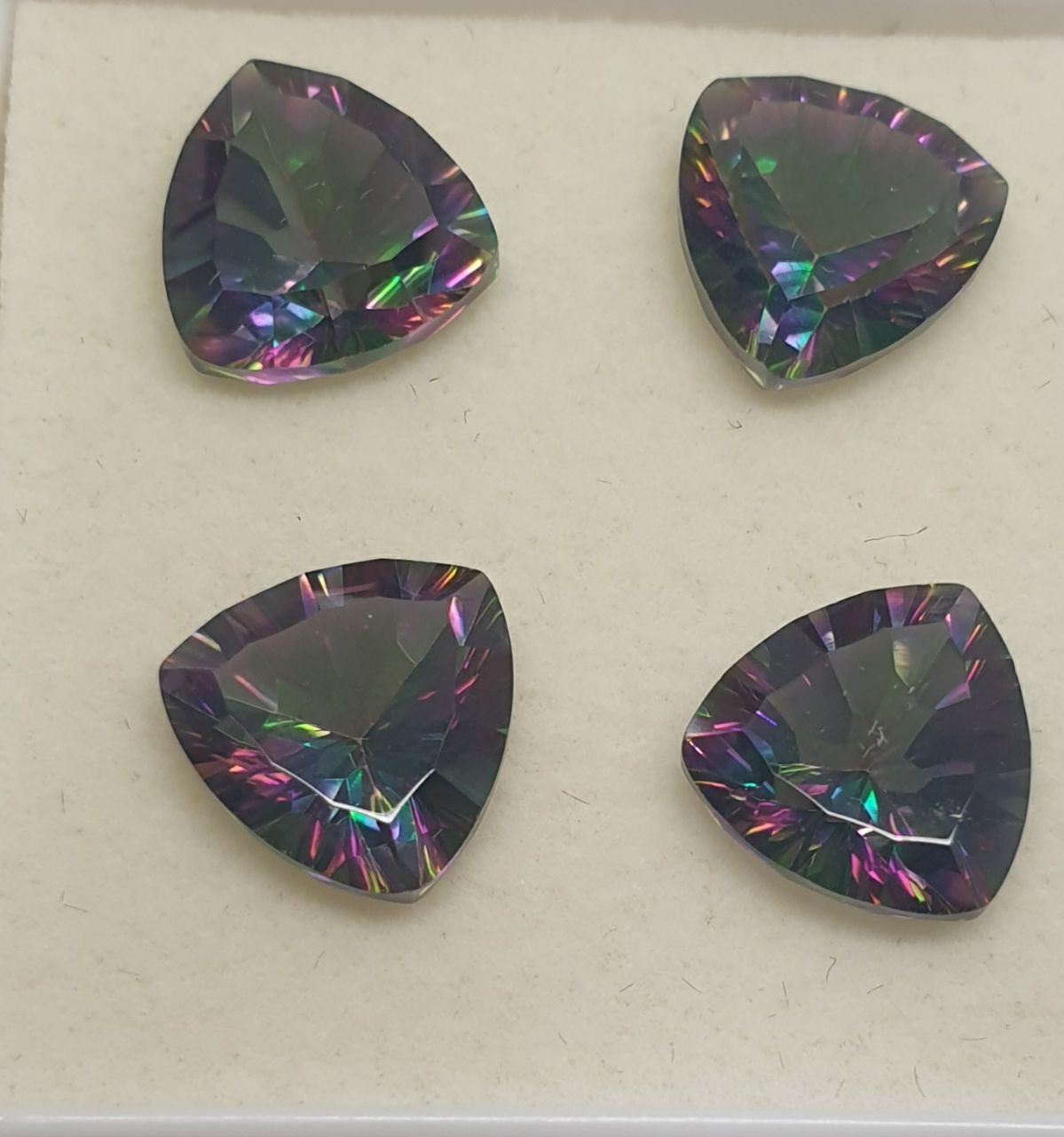 Lote de 4 cuarzos místicos facetados de 10 mm. Corte láser. Talla milenaria. Precio al por mayor. Color único.