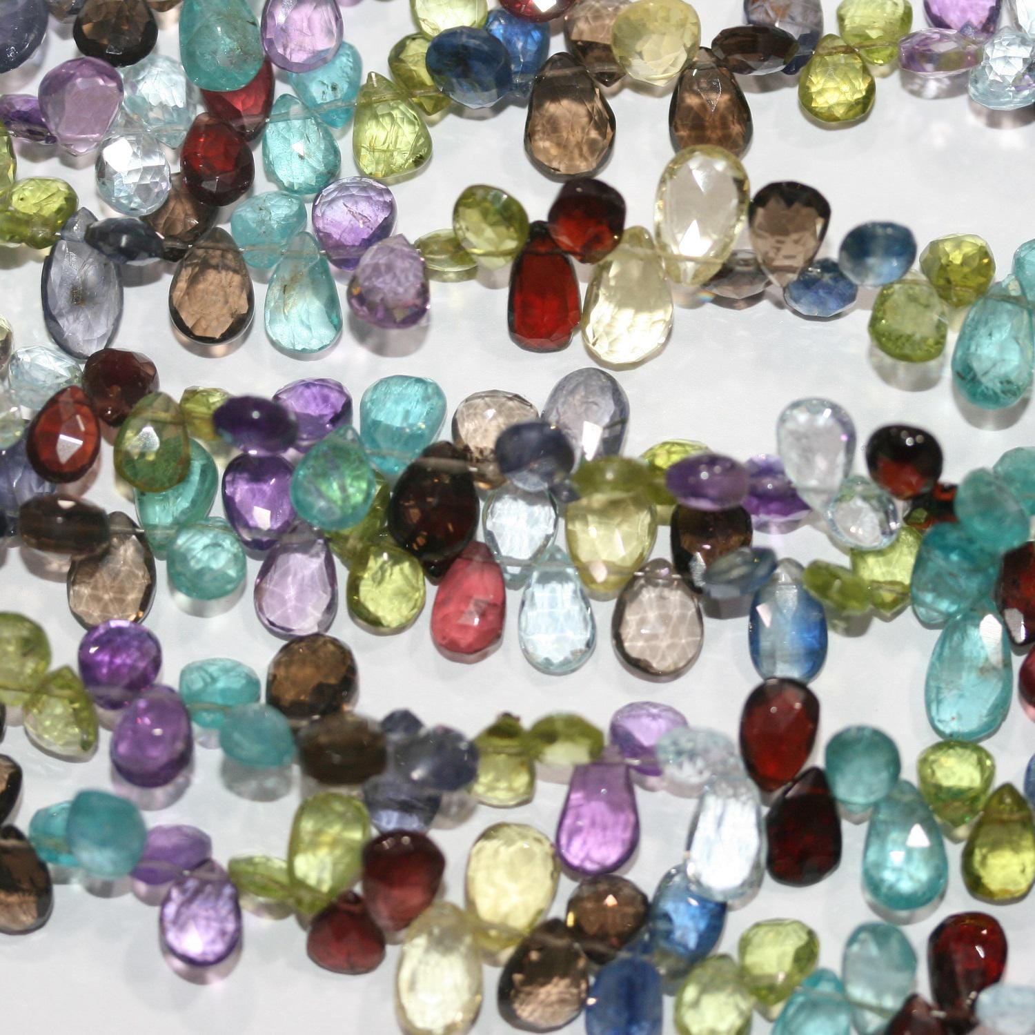 Perles en forme de goutte à facettes multi-pierres de 8 pouces (environ 9 x 6 mm). Longueur du fil : 20 cm. Réf. 11831