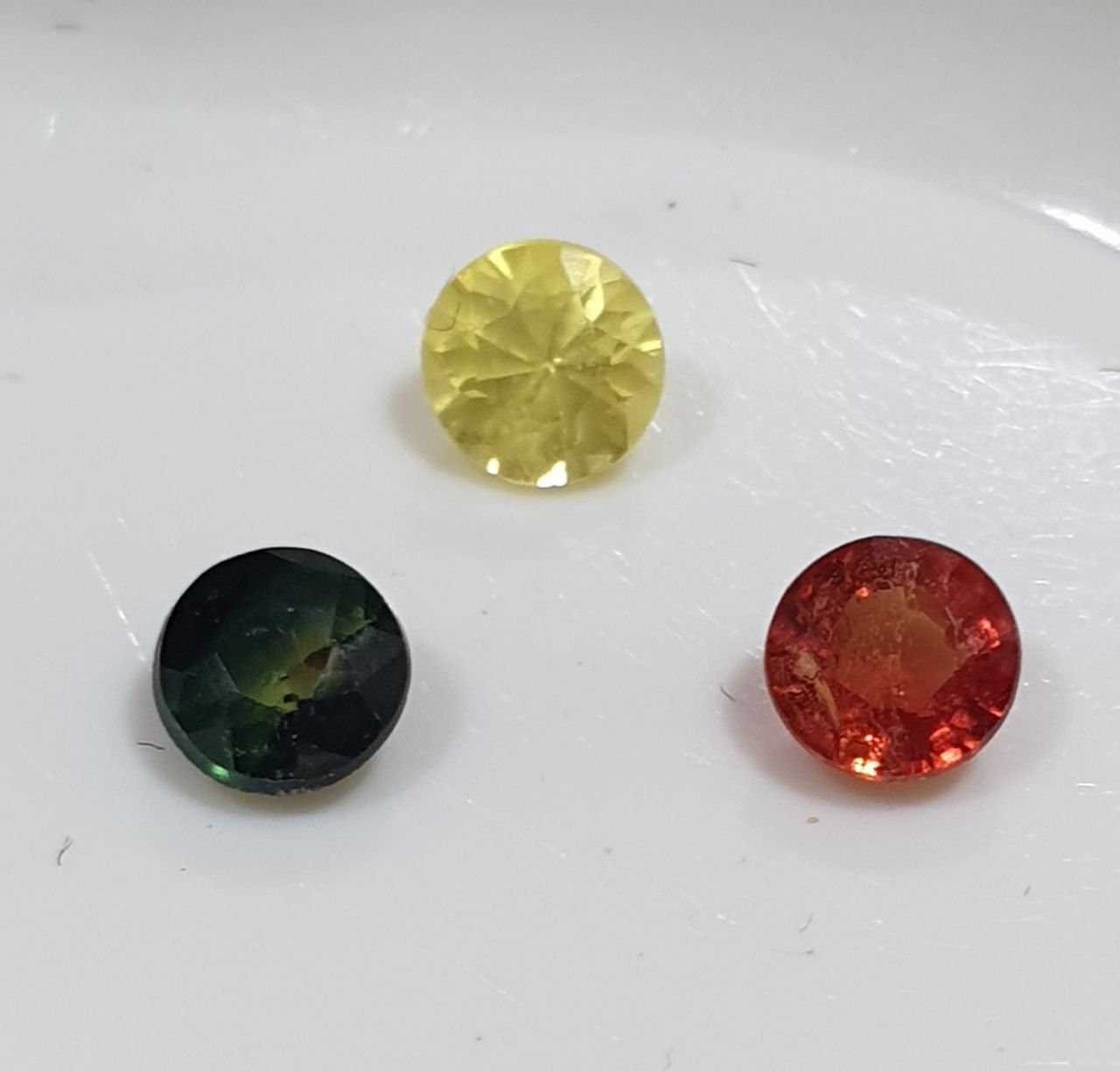 Lote de 3 zafiros verdes, amarillos y naranjas facetados, redondos, de 3,6 a 3,8 mm. - Paquetes de piedras preciosas - Piedras sueltas al por mayor - Gemas naturales