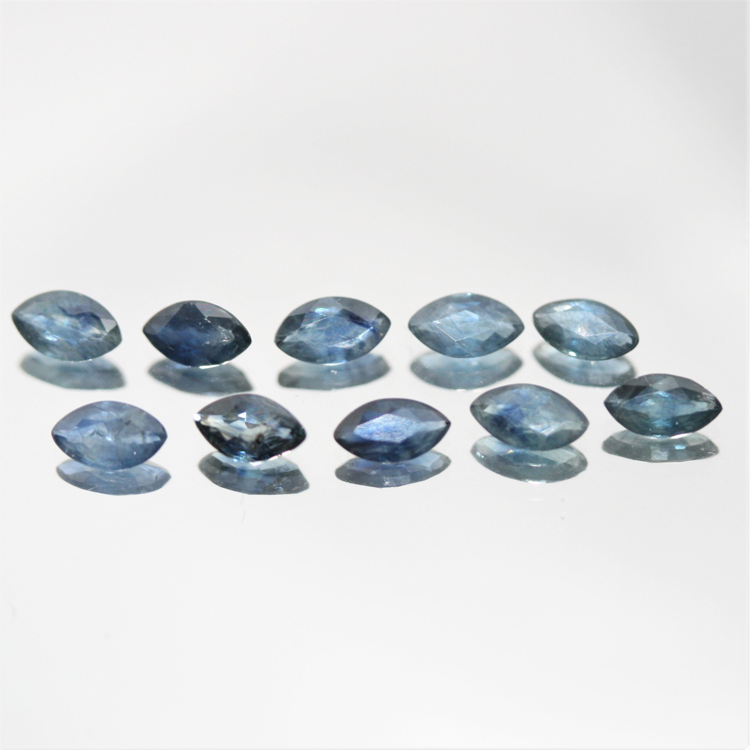 Lot de 10 saphirs facettés en forme de marquise (5 x 3 mm).