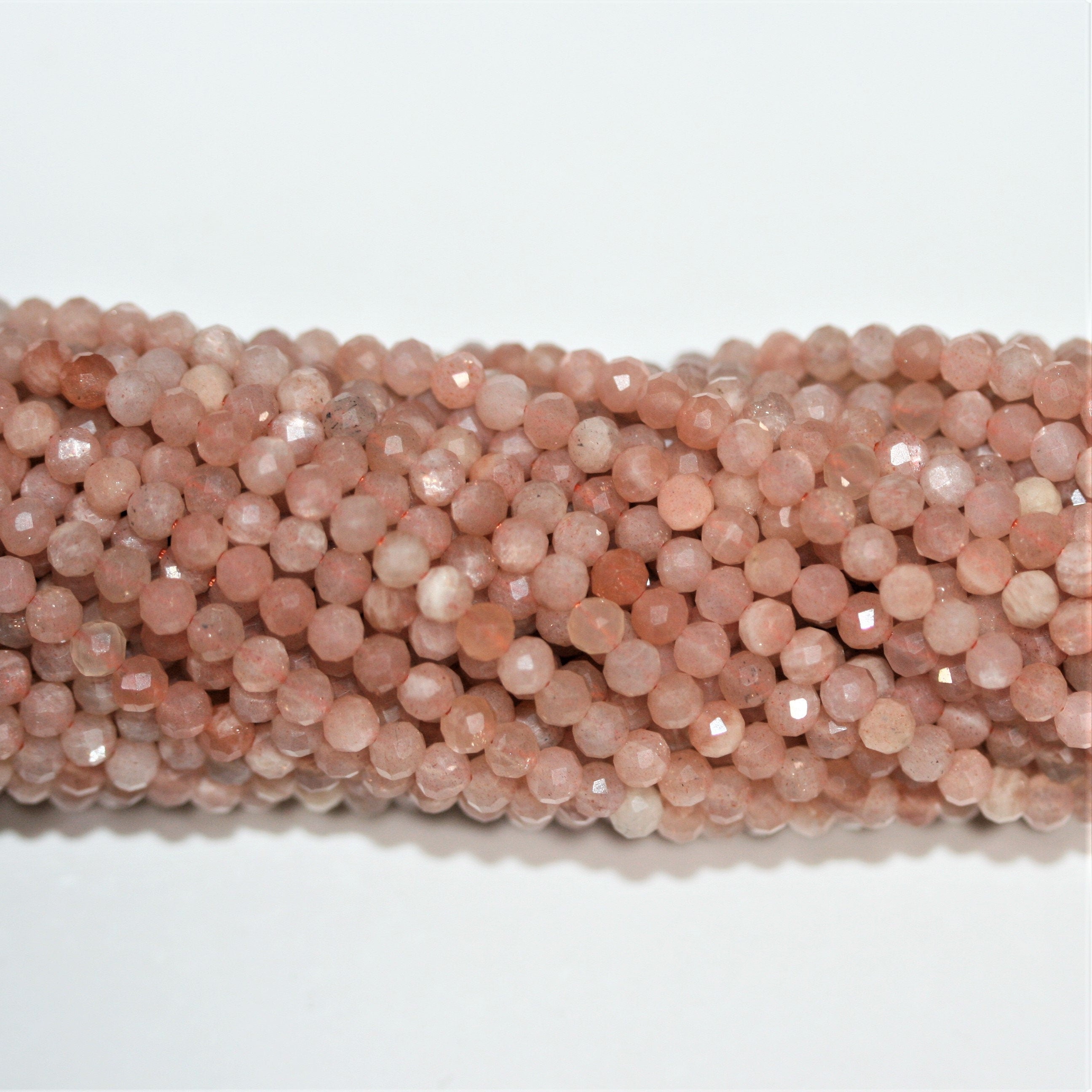 Perles rondes à facettes en pierre de lune St. Brown de 15 pouces, 3 mm - Fil de 39 cm.