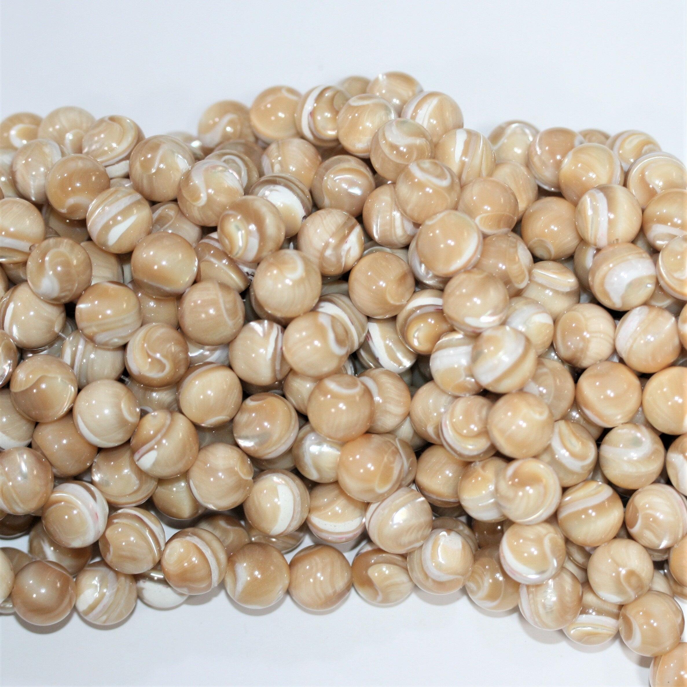 Perles rondes lisses en nacre marron 12 mm - Fil de 40 cm.