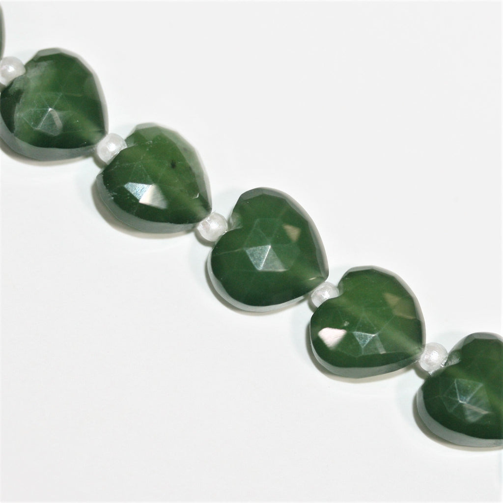 Cuentas de corazón facetadas de serpentina de Santa 7" 8x10 mm. - Hilo 17 cm.