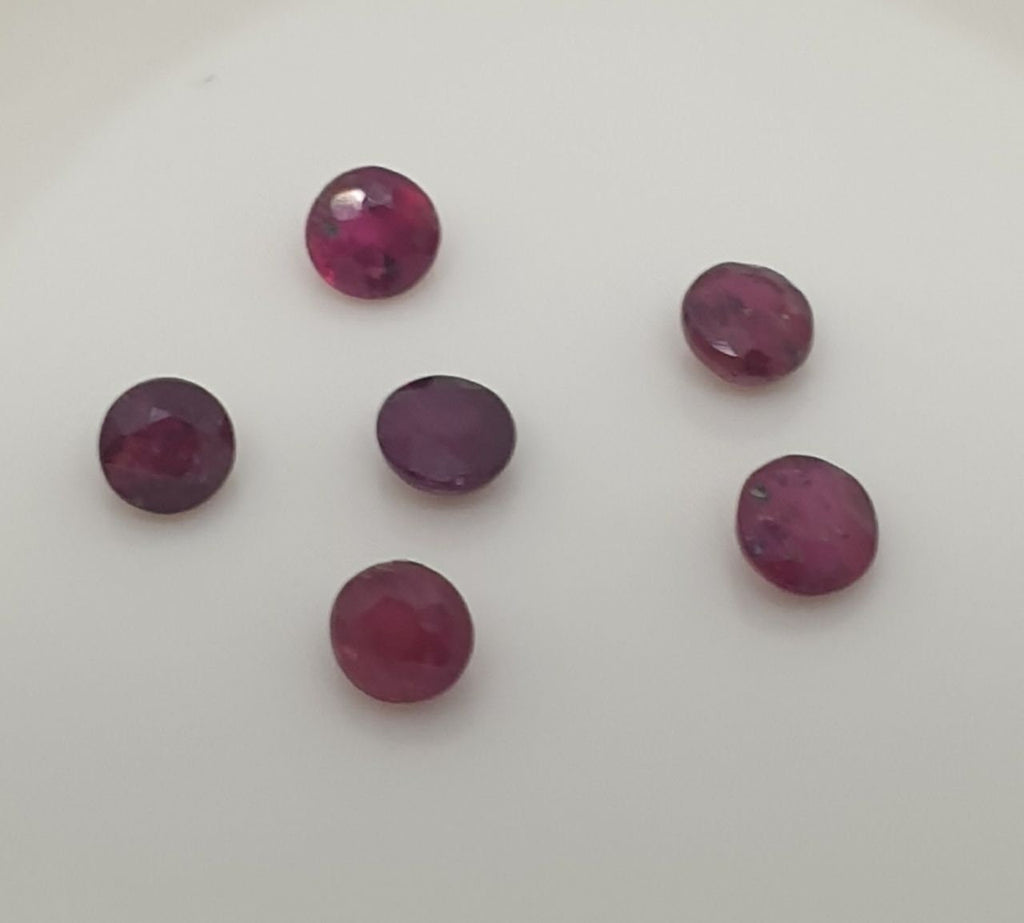 Lote de 6 rubíes redondos facetados de 2,5 mm. Gemas sueltas al por mayor. Gemas naturales.