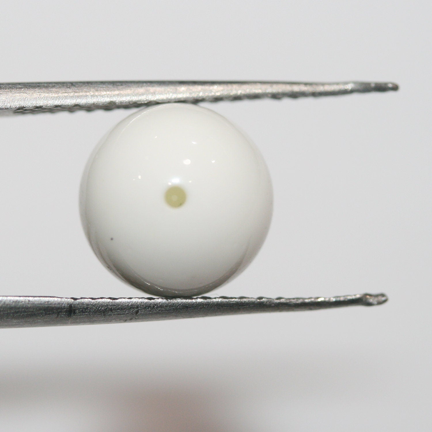 Perles rondes en agate blanche semi-percées de 10 mm (2 paires).